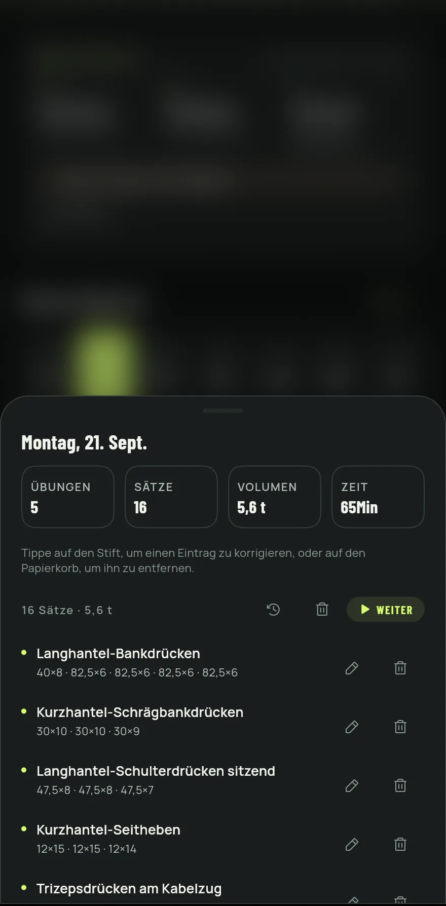 Tippe auf einen Tag. Das Blatt zeigt das Datum und die Summen von Übungen, Sätze, Volumen und Zeit, gefolgt von jeder Übung mit ihren Sätzen und Gewichten.