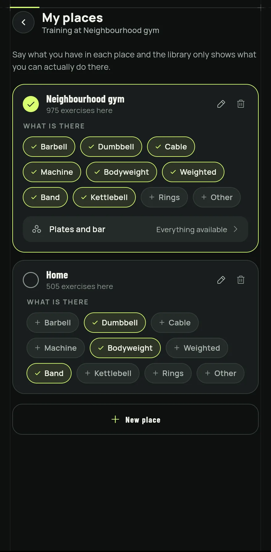 My places screen with the active gym: the place name, the edit and delete buttons and the available equipment selected, such as barbell, dumbbells, cable and machine.