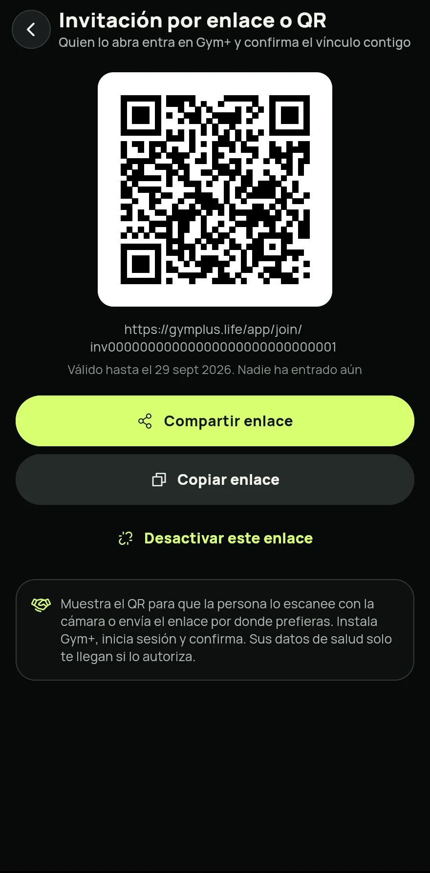 Para alguien que todavía no tiene Gym+, toca Invitar por enlace o QR en la misma pantalla. Muestra el QR para que la persona lo escanee, o toca Compartir enlace.