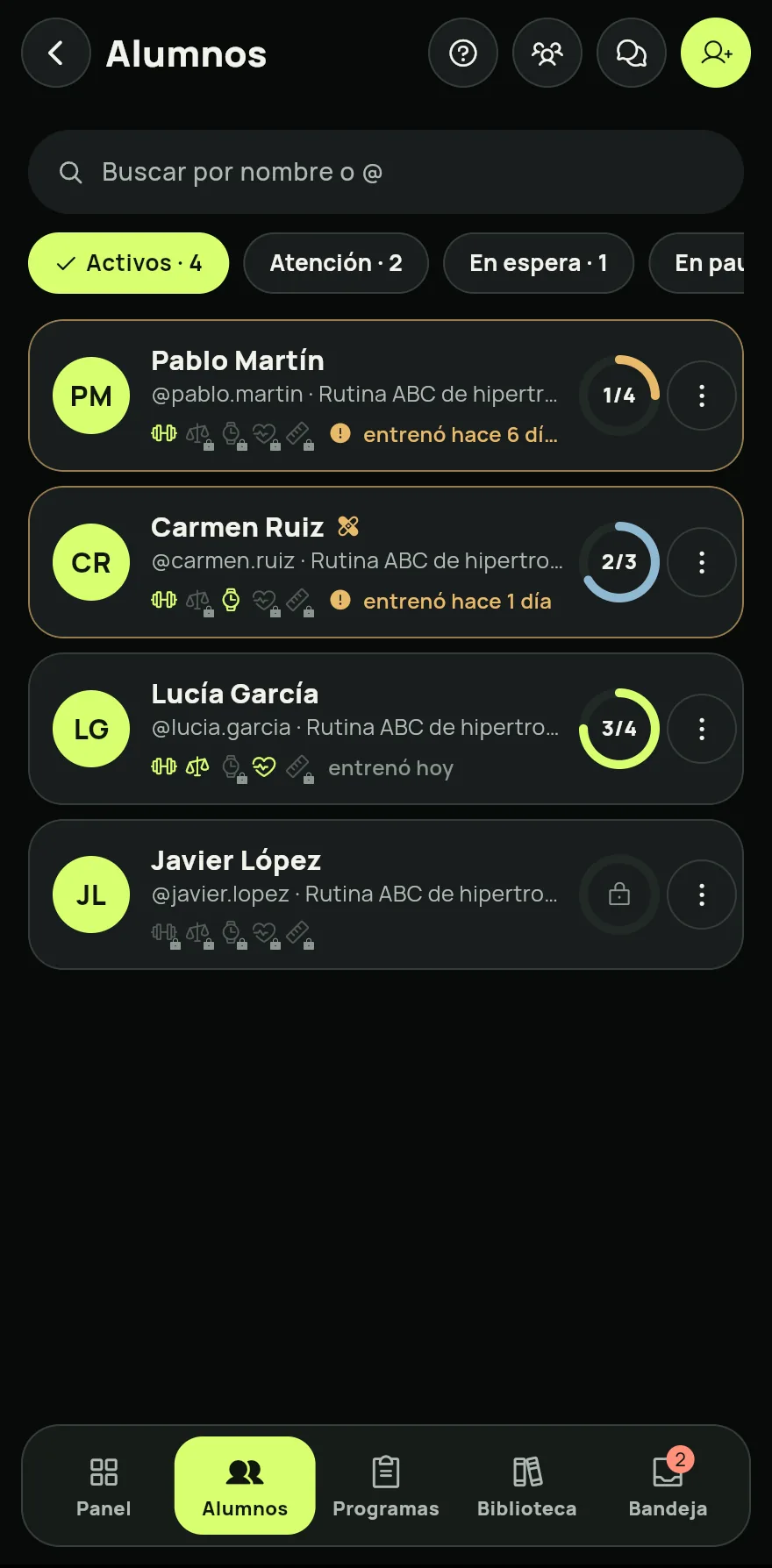 En Alumnos, toca un alumno para ver su perfil. Para traer a alguien nuevo, toca Enviar a un alumno. Consulta Cómo invitar alumnos por @ o por enlace.