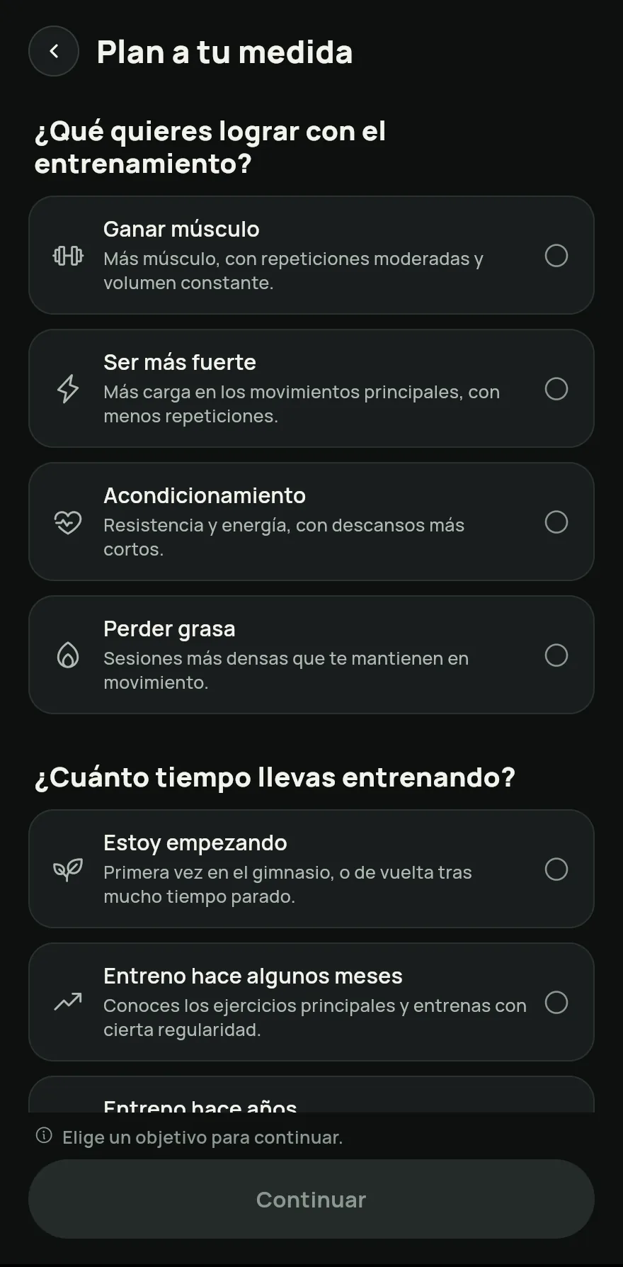 Elige tu objetivo y tu nivel, luego los Días por semana y el Tiempo por entrenamiento. Si algo te molesta, marca las zonas en ¿Te molesta algo? para dejar fuera los ejercicios que las cargan. Toca Continuar.