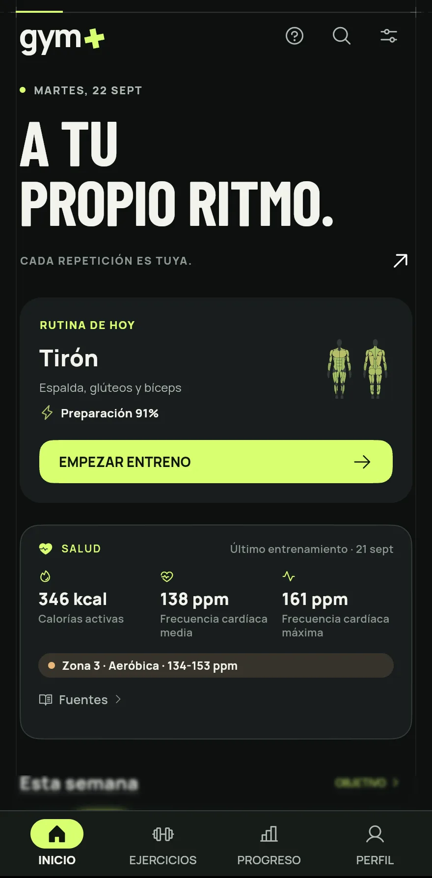 Abre la pantalla Inicio. Con una rutina planificada para hoy, la tarjeta muestra Rutina de hoy con su nombre. Sin rutina planificada, muestra Foco de hoy, como día de empuje o día de pierna.