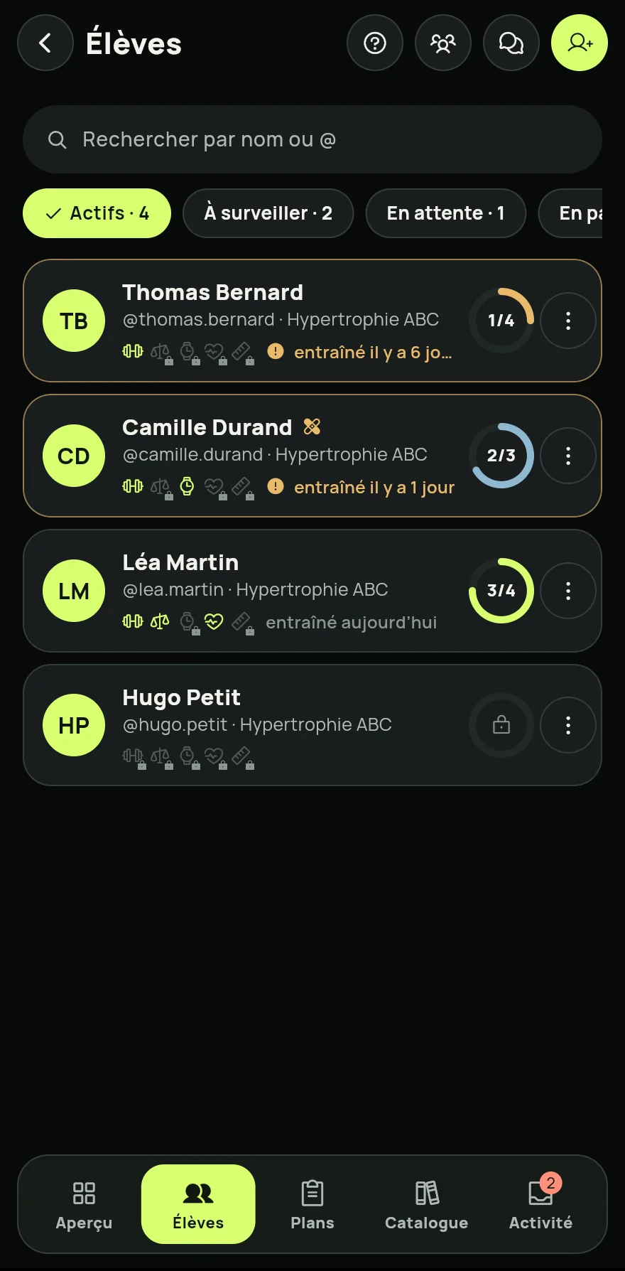 Dans Élèves, touchez un élève pour voir son profil. Pour faire venir quelqu’un de nouveau, touchez Envoyer à un élève. Voir Comment inviter des élèves par @ ou par lien.
