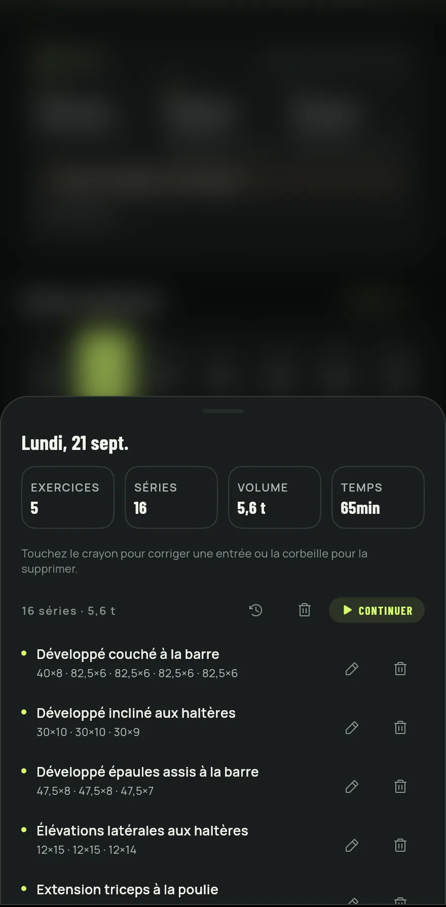 Touchez un jour. La fiche affiche la date et les totaux Exercices, Séries, Volume et Temps, puis chaque exercice avec ses séries et ses charges.