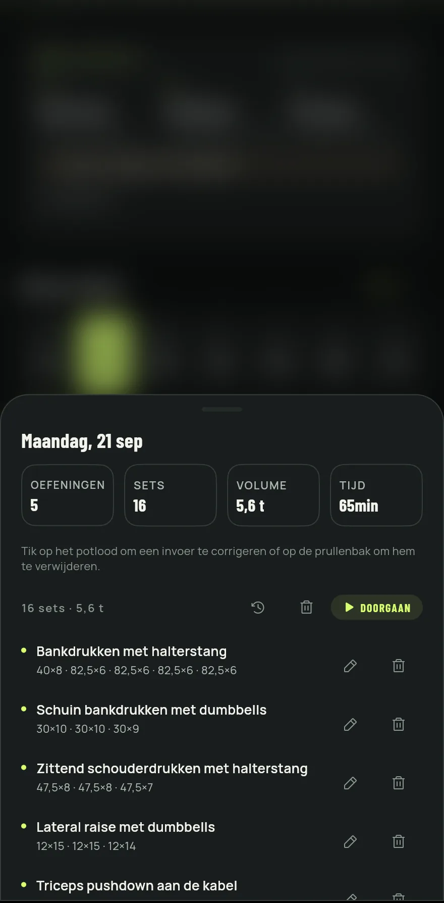 Tik op een dag. Het venster toont de datum en de totalen van Oefeningen, Sets, Volume en Tijd, gevolgd door elke oefening met haar sets en gewichten.