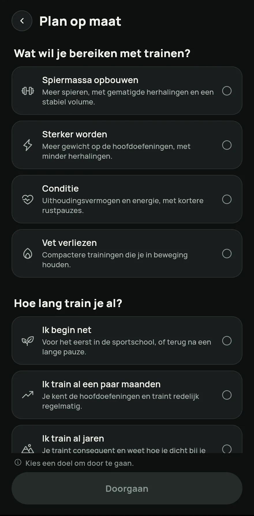 Kies je doel en niveau, daarna Dagen per week en Tijd per training. Heb je ergens last van, markeer dan de gebieden bij Heb je ergens last van? om de oefeningen weg te laten die ze belasten. Tik op Doorgaan.
