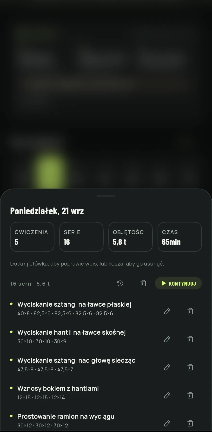 Stuknij dzień. Panel pokazuje datę i sumy w polach Ćwiczenia, Serie, Objętość i Czas, a pod nimi każde ćwiczenie z seriami i ciężarami.