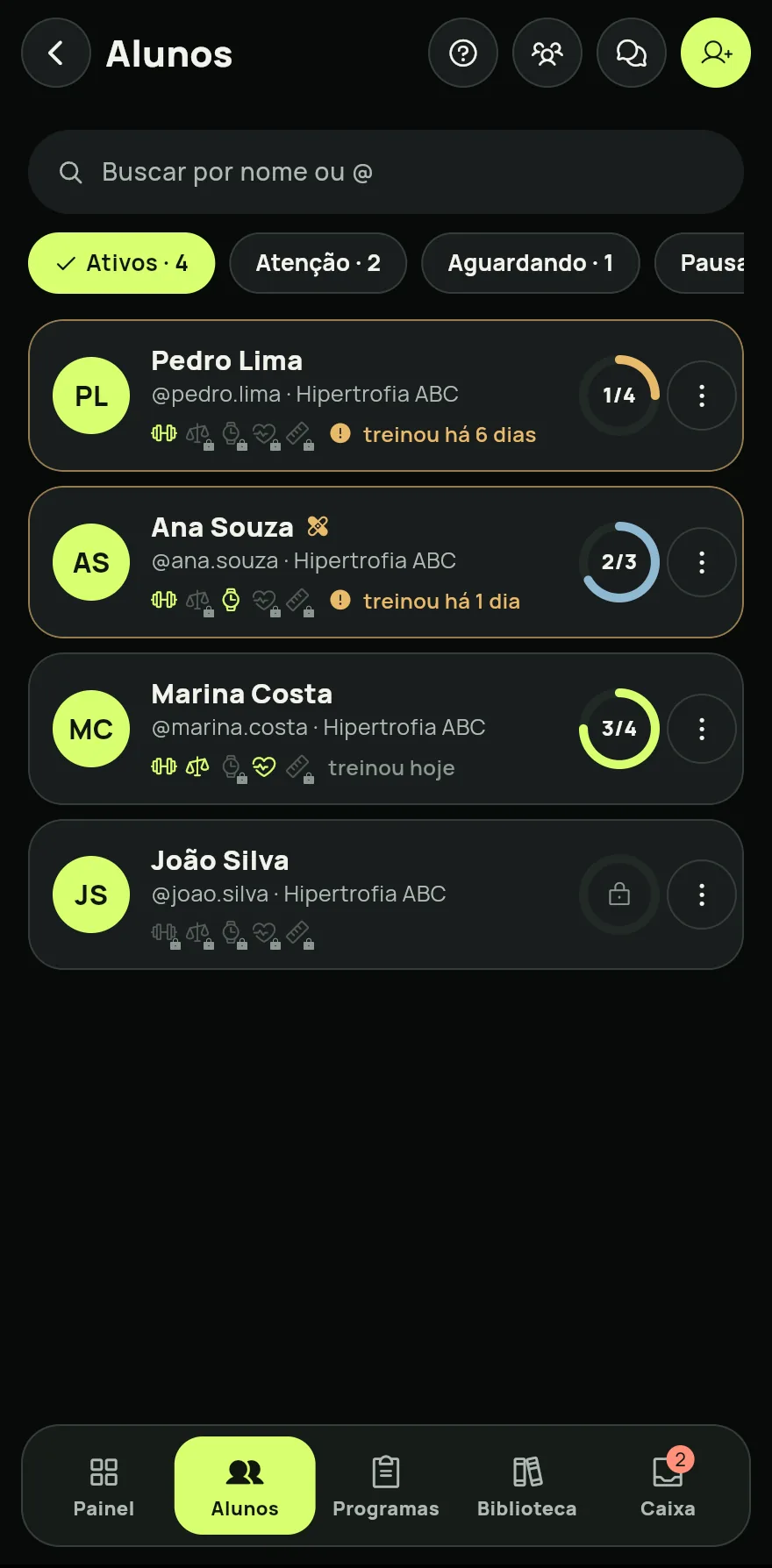 Aba Alunos da área do coach: os filtros Ativos, Atenção, Aguardando e Pausados e a lista de alunos com o programa e o último treino de cada um.