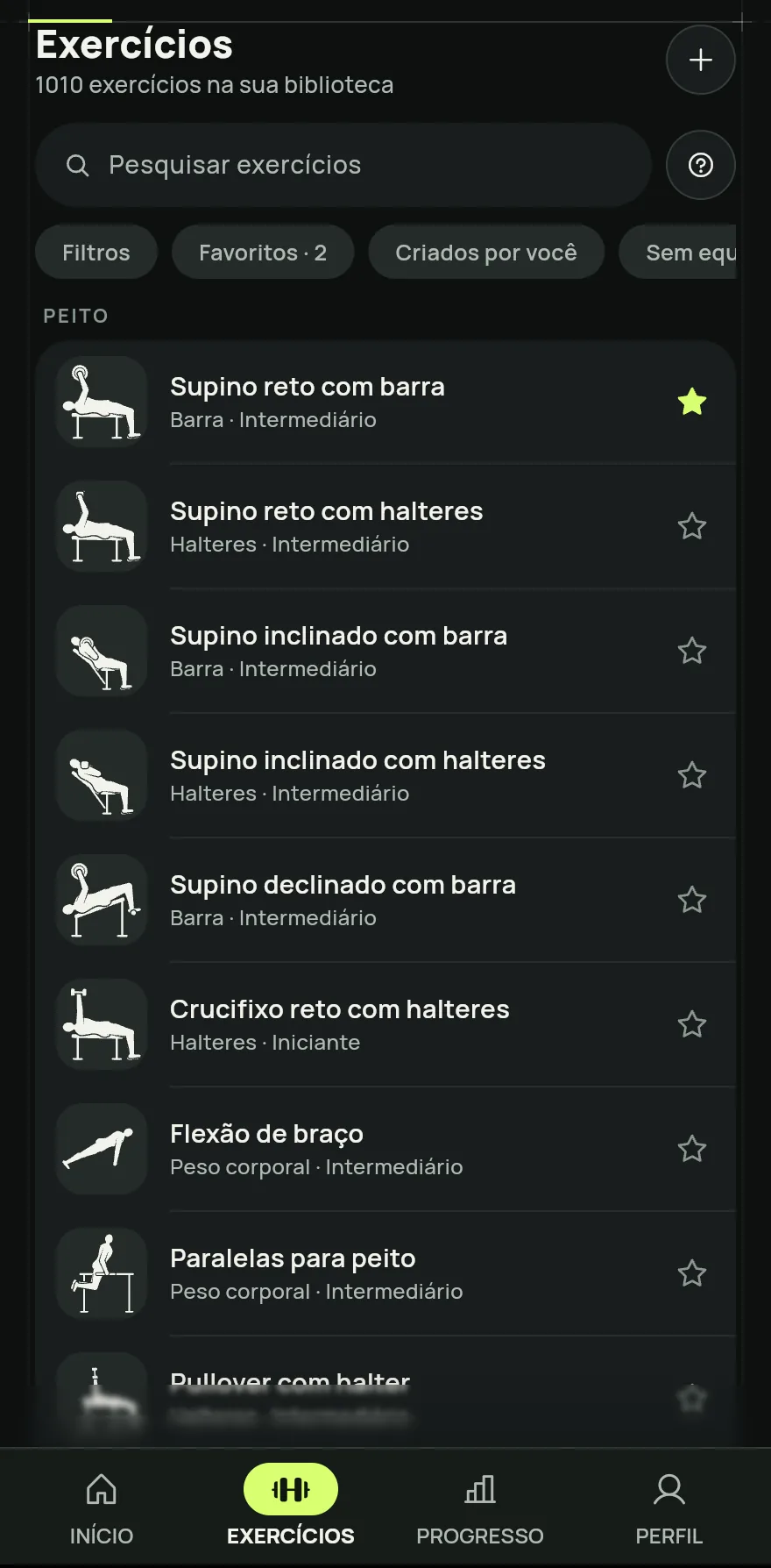 Aba Exercícios: os filtros (Filtros, Favoritos, Criados por você, Sem equipamentos) e a lista do catálogo com o grupo muscular, o equipamento e o nível de cada exercício.