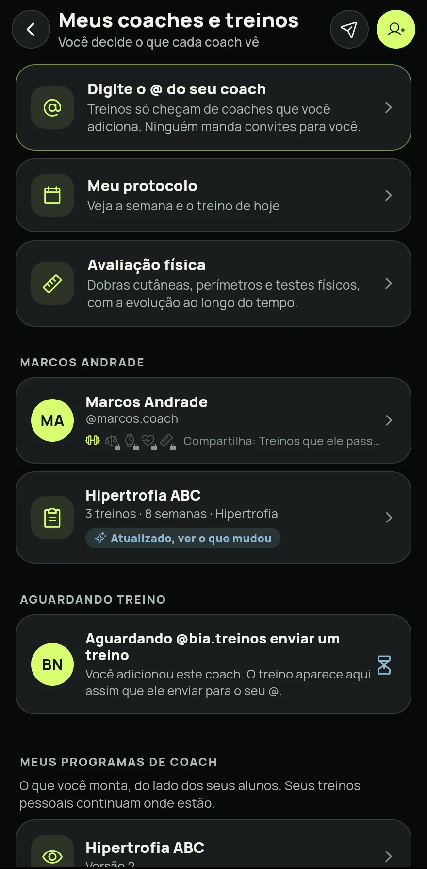 Tela Meus coaches e treinos: o cartão Adicionar coach, o coach ativo com o que ele vê, o programa recebido e um coach que ainda vai enviar um treino.