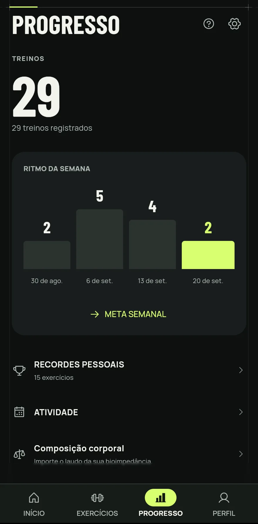 Aba Progresso: o total de treinos, o gráfico Ritmo da semana das últimas quatro semanas com o atalho Meta semanal e as entradas Recordes pessoais, Atividade e Composição corporal.