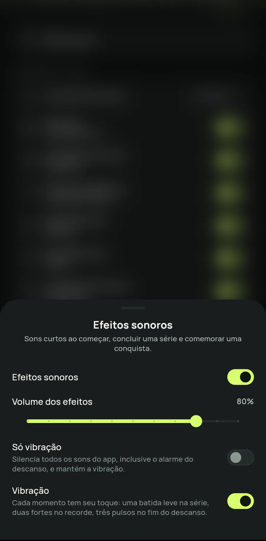 Folha Efeitos sonoros: o interruptor dos efeitos com o volume, a opção Só vibração, que silencia todos os sons do app, e a opção Vibração.