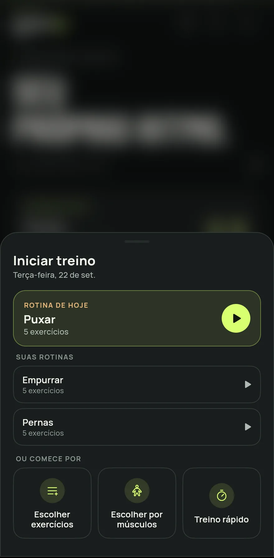 Folha Iniciar treino aberta sobre a tela inicial: a rotina de hoje com o botão de começar, a lista Suas rotinas (Empurrar e Pernas) e, embaixo, as opções Escolher exercícios, Escolher por músculos e Treino rápido.